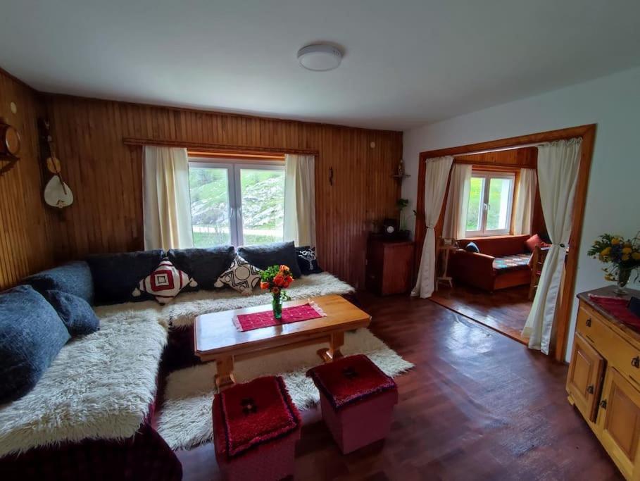 Cemerno Cottage Gacko Exterior foto